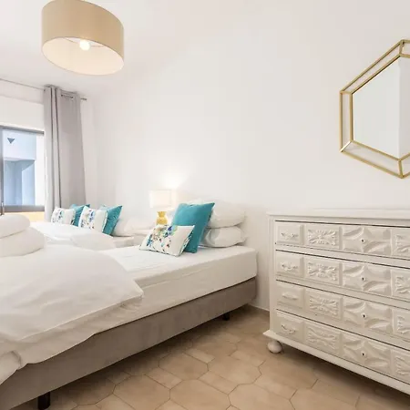 Stories 3 Bedroom Apt *