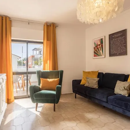 Stories 3 Bedroom Apt *