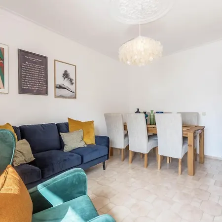 Stories 3 Bedroom Apt *