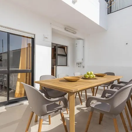Stories 3 Bedroom Apt Апартаменты